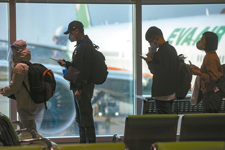 自111年3月7日起，移工入境檢疫天數縮短為10天，同步放寬應聘外國專業人士入境